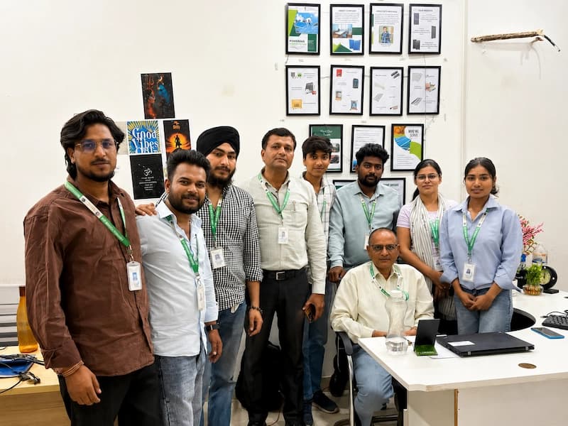 Bushnell Technik solar installation team in Agra